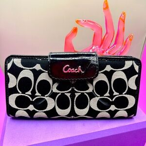 LIKE NEW COACH CC long snap wallet Black
